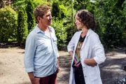 Wieso tut die Wissenschaftlerin Juli (Marie Ulbricht, r.) in der Gärtnerei so harmlos? Fritz Fuchs (Guido Hammesfahr, l.) hat sie in Verdacht.