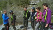 Die Überwindung des Flusses über die Seilbrücke ist eine schwierige Herausforderung. Wildniscoach Tobi (li.) bereitet das Team darauf vor.