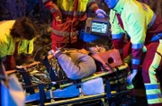 Kris Haas ist mit seiner Freundin Lilly Phan auf dem Weg zum Restaurant angepöbelt und zusammengeschlagen worden. Als die Notärzte ankommen ist Kris schwer verletzt und von Lilly keine Spur.