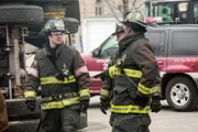 Kelly (Taylor Kinney, l.) sieht sich dem Vorwurf der sexuellen Belästigung ausgesetzt.