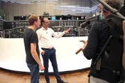 In der Börse: „Rabiat“-Reporter Nico Schmolke bekommt von Benedikt Vierkotten, Aktienmakler/Börsenhändler bei Bankhaus Scheich (rechts), eine Einführung.