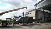Michael Manousakis (l.) neben dem Militärhubschrauber Bell UH-1 Iroquois