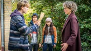 Vor den Augen der Pfefferkörner konfrontiert Bennet (Noah Kraus) die Ärztin Dr. Gernhard (Anna Schäfer).