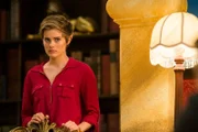 Imogen (Elizabeth Cullen) denkt darüber nach, wie sie Kyra helfen könnte. Am Tag zuvor hat Elfe Orla Kyra die magischen Kräfte und jede Erinnerung an die magische Welt entzogen.