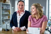 An der Information der Kripo Rosenheim wird es für Frau Grasegger (Ursula Maria Burkhart, l.) und Frau Lange (Sarah Thonig) nie langweilig.