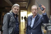 Soko Donau, Trauriger Sonntag. Ein Sonntagsausflug endet in einer Katastrophe. Als unser Team am Tatort erscheint, bietet sich ihnen ein Bild des Grauens: Die Mutter wurde mit mehreren Messerstichen ermordet. Der kleine Sohn, offenbar Zeuge der Tat, ist aufgrund des Schocks katatonisch und kann nicht befragt werden. Der Vater, Hauptverdächtiger, streitet die Tat ab und meint, Einbrecher müssten seine Frau überwältigt haben, als er noch in der Garage war. Dass seine Frau sich trennen wollte, macht seine Position nicht einfacher. Im Bild (v.li.): Stefan Jürgens (Carl Ribarski), Dietrich Siegl (Otto Dirnberger).