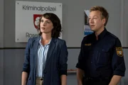 Kommissarin Andresen (Sophie Melbinger, l.) und Polizeihauptmeister Mohr (Max Müller, r.) sind gespannt auf die neuesten Informationen.