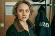 Blum (Anna Maria Mühe) sieht zu, wie sich ihr vermeintlicher Anwalt mit Majorin Wallner unterhält.