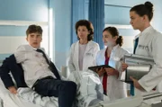 Tom (Tilman Pörzgen, r.) und Rebecca (Milena Straube, 2.v.r.) kümmern sich unter Prof. Karin Patzelts (Marijam Agischewa, 2.v.l.) Anleitung um den schüchternen Abiturienten Lukas Reimers (Florian Burgkart, l.), der nach der Abifeier betrunken und mit einer Hundebissverletzung im JTK landet.