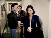 Die Chinesin Lucy muß von Nick (Joe Penny, l.) und Murray (Thom Bray) erfahren, daß ihr Onkel offensichtlich ein Spion war.