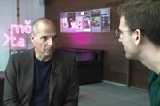 Der ehemalige griechische Finanzminister Yanis Varoufakis (links) zeigt sich Aktien gegenüber skeptisch.