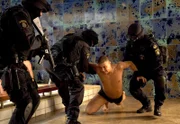 Spezialeinheiten der Polizei nehmen den verdächtigen Inkasso-Eintreiber Simic (Zoltan Bajkai) fest.