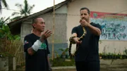 Fiitz zeigt David Blaine, wie man eine Boiga-Schlange hält.