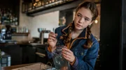 Leo (Charlotte Farhadi) sichert Beweise in Giovannis Restaurant.