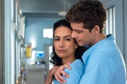 Leyla (Sanam Afrashteh, l.) und Ben (Philipp Danne, r.) sind von der langen und schwierigen OP erschöpft.