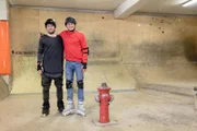 Stunt-Skater Eugen (links) zeigt Julian coole Tricks mit den Inline-Skates.