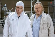 "Soko Donau", "Trauriger Sonntag." Ein Sonntagsausflug endet in einer Katastrophe. Als unser Team am Tatort erscheint, bietet sich ihnen ein Bild des Grauens: Die Mutter wurde mit mehreren Messerstichen ermordet. Der kleine Sohn, offenbar Zeuge der Tat, ist aufgrund des Schocks katatonisch und kann nicht befragt werden. Der Vater, Hauptverdächtiger, streitet die Tat ab und meint, Einbrecher müssten seine Frau überwältigt haben, als er noch in der Garage war. Dass seine Frau sich trennen wollte, macht seine Position nicht einfacher. Im Bild (v.li.): Rainer Egger (Werner Tesak), Gregor Seberg (Helmuth Nowak).