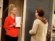 Penny (Kaley Cuoco, l.) hat eine Überraschung für Leonard (Johnny Galecki, r.). Doch noch ahnt sie nicht, dass sie damit einen Fehler gemacht hat ...