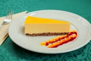 Skyr ist ein würziges Milchprodukt, das die Isländer angeblich so gesund hält. Bei „Brir Frakkar“ genießen die Gäste den allgegenwärtigen Favoriten als Käsekuchen-Dessert.