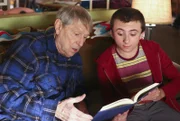 Big Mike (John Cullum, l.); Brick (Atticus Shaffer, r.)