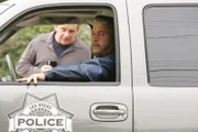 Grissom (William Petersen, r.) ist immer noch auf der Suche nach dem Täter, der Officer Bells getötet hat. Ausgerechnet Captain Brass (Paul Guilfoyle) könnte nach der Rekonstruktion der Schuss-Situation am Tatort der Unglücks-Schütze sein.