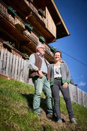 Bernadette & Josef Schett vor ihrem Hof in Innervillgraten auf 1550m.