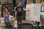 Amy (Mayim Bialik, l.) und Sheldon (Jim Parsons, r.) stehen vor einem Problem, denn sie können sich nicht auf ein Partnerkostüm für Halloween einigen ...