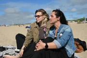 Mandys Vater starb an den Folgen von Alkohol. Einmal im Jahr reist sie mit Tochter Josie (l.) an die holländische Küste, um ihm zu gedenken.