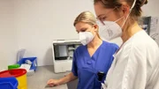 Das Pflegepersonal überprüft die Ergebnisse des Patienten.