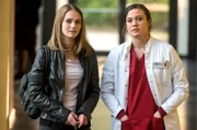 Rebecca Krieger (Milena Straube, r.) begleitet die Patientin Leni Fichtner (Leonie Wesselow, l.) zum CT.