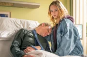 Als Emily Feldhusen (Sofie Eifertinger) ihren Vater besucht, bricht dieser in ihren Armen zusammen. An seinem Fuß entdeckt Emily eine hochentzündete Wunde. Sie weiß, was das bedeutet.