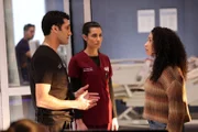 (l-r) Dominic Rains als Dr. Crockett Marcel, Sophia Ali als Dr. Zola Ahmad, Elena Victoria Feliz als Kendall Miller