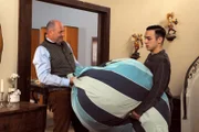 Hubert (Bernhard Ulrich, links) will Leon (Joel Akgün) ein Sitzelement schenken.