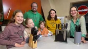 Welcher bestückte Messerblock ist der beste? Yvonne Willicks (r) und Familie Pötting machen den Test.