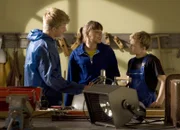 Lotta (Lisa Nestler, Mitte) erzählt Ben (Julian Pfennig, li) und Friedrich (Paul Uhlemann, re) begeistert von der baldigen Ankunft ihrer Cousine.