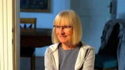 In „Die Akte Schimanski“ lassen uns die maßgeblich an der Erfindung und Erschaffung der Figur Horst Schimanski beteiligten Drehbuchautoren, Regisseur*innen, Kameramänner und Produzenten teilhaben an der Entwicklung und den ersten fünf Jahren des beim Publikum überaus beliebten Kommissars. Sie eröffnen uns bisher unbeleuchtete Perspektiven und geben uns einen intimen Zugang zu dem Phänomen Schimanski. - Regisseurin Ilse Hofmann im Interview.