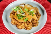 Diese herzförmigen „Vafler“ sind mit „Brunost“ belegt, einem süßen, braunen norwegischen Ziegenkäse.