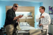 Dr. Elias Bähr (Stefan Ruppe, r.) begleitet Dirk Thienelt (Stephan Grossmann, l.) in sein Patientenzimmer und erfährt dort von Dirks ungewöhnlicher Eigendiagnose. Schuld an seinem Schlafmangel soll die neue WLAN-Verbindung in seinem Haus sein.