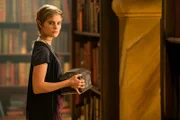 Imogen (Elizabeth Cullen) hat die Schatulle mit dem Orb in der Bibliothek der Magie entdeckt. Sie weiß, welche enormen Kräfte die magische Kugel besitzt.