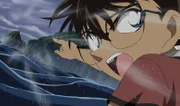 Als Ran und Sonoko in Gefahr geraten, nachdem sie von zwei Schatzjägern auf einem Boot festgehalten werden, muss Conan (Bild) schnell handeln, um Schlimmeres zu verhindern.