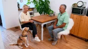 Hundecoach Andreas Ohligschläger mit Halterin Lara und ihrem Hund Lasse.
