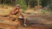 Matt schaltet eine Sprinkleranlage ein.