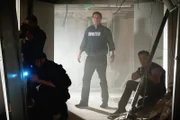 Während sie versuchen, der vor ihnen gefesselten Frau das Leben zu retten, können Castle (Nathan Fillion, 2.v.r.) und Kevin (Seamus Dever, r.) ihren Augen nicht trauen ...