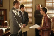 Nach einem "obszönen" Artikel in der Schülerzeitung, in der Malcolm (Frankie Muniz, r.) Chefredakteur ist, gerät er in arge Bedrängnis mit seinem Schulleiter (Kurtwood Smith, l.) ...
