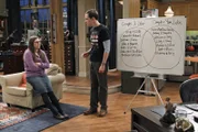 Amy (Mayim Bialik, l.) und Sheldon (Jim Parsons, r.) haben ein Problem: Sie sind sich zwar einig, dass sie in Partnerkostümen zur Halloween-Party gehen wollen, können sich aber nicht darauf einigen, als welches Paar sie gehen sollen ...