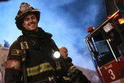 Nachdem die Vergewaltigungsvorwürfe fallen gelassen wurden, kann sich Kelly Severide wieder um Wichtigeres kümmern: Menschenleben retten!