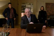 Oberstaatsanwalt Bernd Reuther (Rainer Hunold, M.) findet wichtige Hinweise auf einem Laptop. Unterstützung erhält er von Oberkommissar Max Fischer (Max Hemmersdorfer, l.) und Hauptkommissarin Kerstin Klar (Fiona Coors, r.).