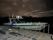 Ein CBP AMO-Boot parkt nachts an einer Anlegestelle in Fajardo, P.R. (Lucky 8 TV/Ivan Leon)