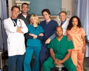 Scrubs - Die Anfänger "Mein Aufstieg". Im Bild: John C. McGinley, Neil Flynn, Sarah Chalke, Zach Braff, Donald Faison, Ken Jenkins, Judy Reyes.