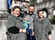 SRF bi de Lüt  Wunderland - Malcantone TI Staffel 6, Episode 3 Nik Hartmann (M.) mit Giannina und Angela Tenti, Marionettenkünstlerinnen
